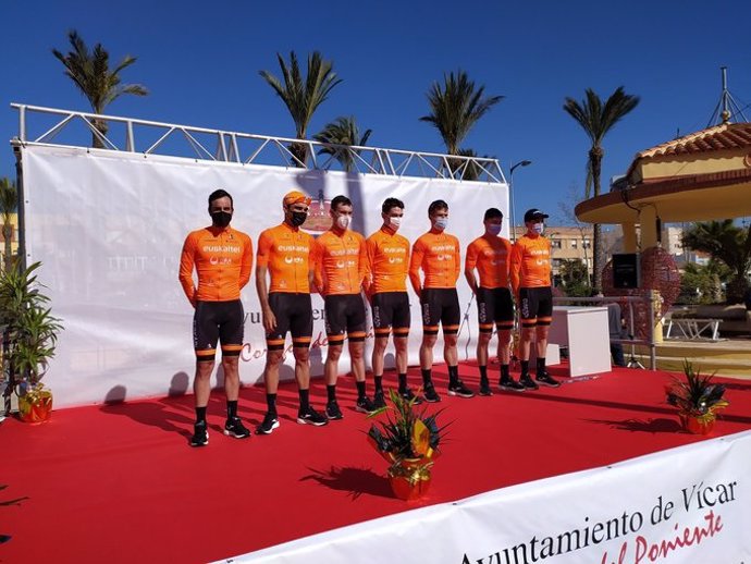 Los corredores del Euskaltel-Euskadi antes de la salida de la Clásica de Almería 2021