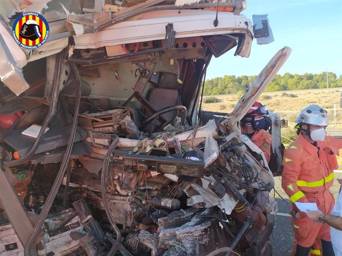 Bomberos rescatan al conductor de un camión atrapado tras un accidente en la A-35