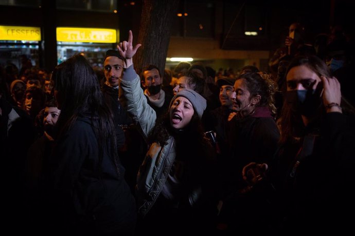 Protestas en Barcelona por la detención e ingreso en prisión del rapero Pablo Hasel por los delitos de enaltecimiento del terrorismo e injurias a la corona