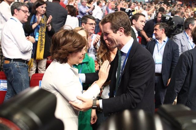 La exvicepresidenta del Gobierno Soraya Sáenz de Santamaría, y el actual líder del PP, Pablo Casado, cuando competían en el proceso interno de primarias del PP en julio de 2018.