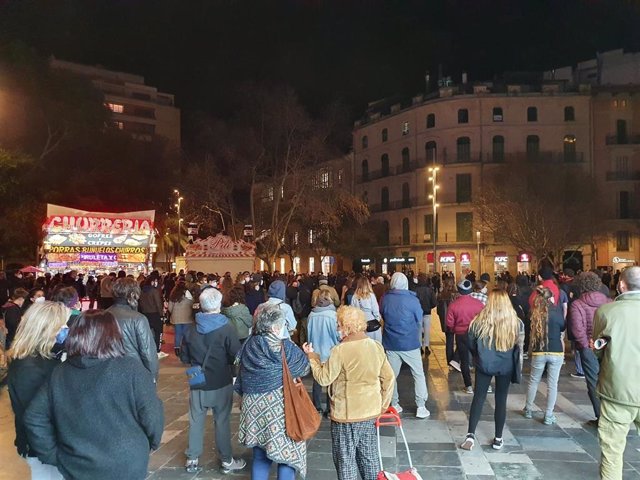 Manifestantes en apoyo de Pablo Hásel en la plaza España de Palma.