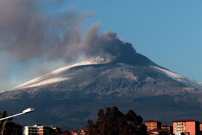 14 December 2020, Italy, Catania: Mount Etna volcano spews lava during an eruption. Photo: Davide Anastasi/LaPresse via ZUMA Press/dpa