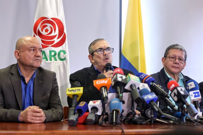 29 August 2019, Colombia, Bogota: Rodrigo Londono (C), former leader of the Revolutionary Armed Forces of Colombia (FARC), speaks at a press conference about the announcement by former FARC Commander Ivan Marquez they were taking up arms again. Photo: C