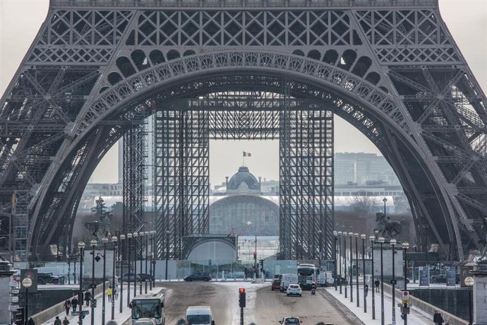 La nieve cae sobre el Trocadero visto desde la Torre Eifel en una imagen de las nevadas que cayeron sobre París la segunda semana de febrero. 