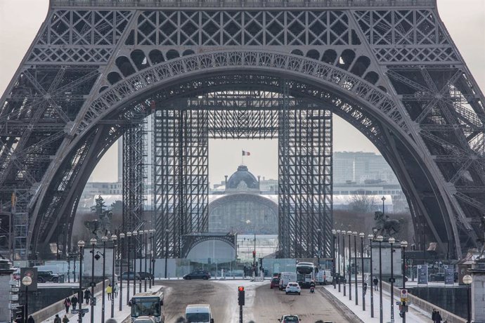 10 February 2021, France, Paris: Snow falls onto the Trocadero site in front of the Eiffel Tower. Photo: Sadak Souici/Le Pictorium Agency via ZUMA/dpa