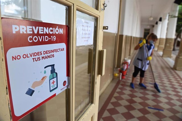 Una limpiadora en un colegio de Rosario con medidas contra la COVID-19.