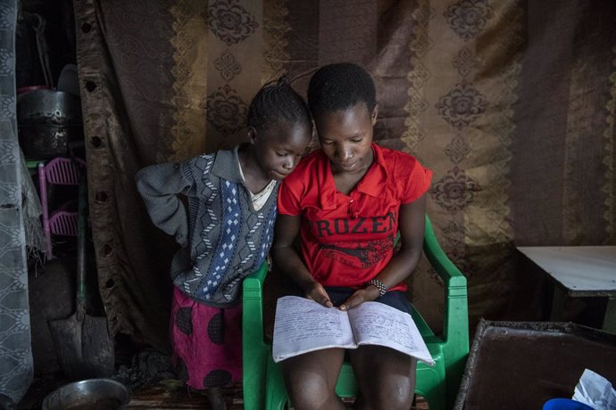 Dos niñas de Kenia estudian en casa en el marco de la pandemia de COVID-19.