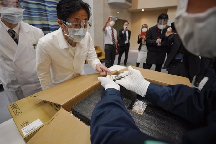 El personal de un hospital de Tokio verifica el estado de la vacuna contra la COVID-19 de Pfizer.