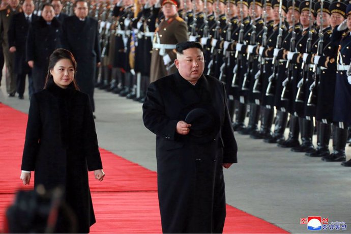 dpatop - HANDOUT - 07 January 2019, North Korea, Pyongyang: A picture provided by North Korea\'s Central News Agency (KCNA) on 08 January 2019 shows North Korean leader Kim Jong Un (R) and his wife Ri Sol-ju departing from Pyongyang on their way to Chin