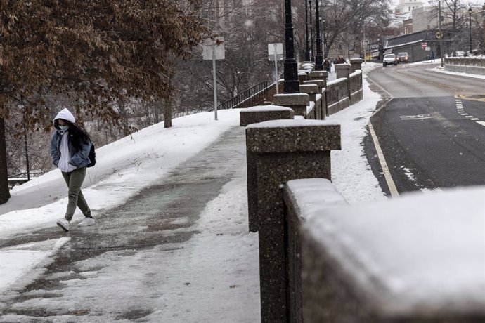 Un estudiante camina hacia la Universidad de Ohio durante la tormenta Uri.