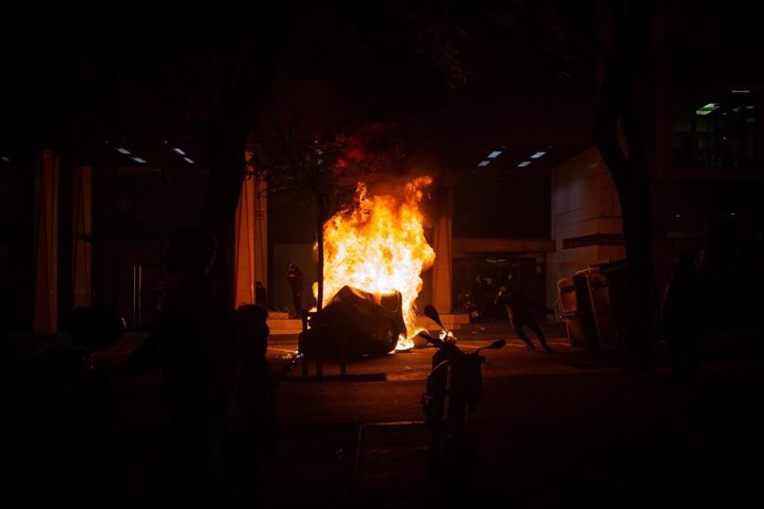 Un contenidor cremant després de la manifestació en suport a Pablo Hasel a Barcelona.
