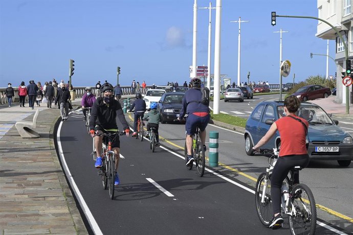 Ciclistas disfrutan de un día de primavera anticipada con temperaturas de 20C de máxima y 11C de mínima en el Paseo Marítimo de la playa del Orzán en A Coruña, Galicia (España), a 16 de febrero de 2021. Tras el paso de sucesivas borrascas que han dado