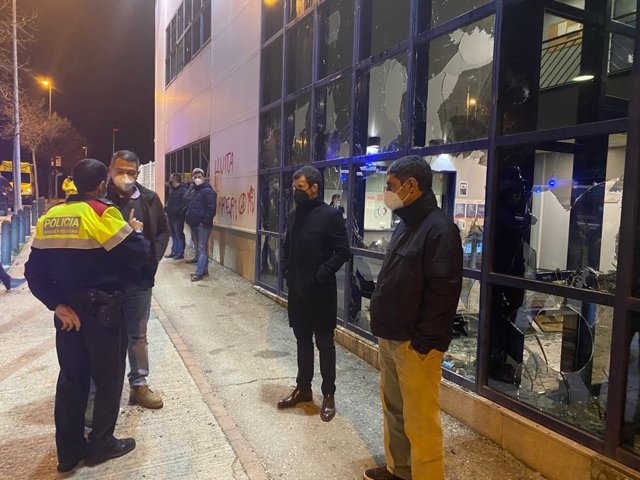 La comisaría atacada en Vic (Barcelona), que visitaron el conseller Miquel Sàmper, el mayor Josep Lluís Trapero y la alcaldesa Anna Erra.