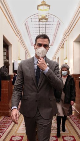 El presidente del Gobierno, Pedro Sánchez, a su llegada a la primera sesión de control al Gobierno de 2021 celebrada en el Congreso de los Diputados, en Madrid, (España), a 3 de febrero de 2021. Esta primera sesión de control estará marcada, entre otras