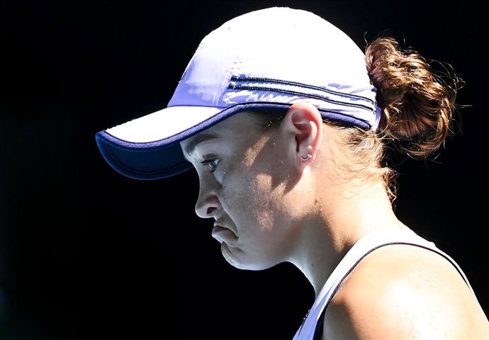 Ashleigh Barty gesticula durante el partido ante Karolina Muchova en el Abierto de Australia 2021