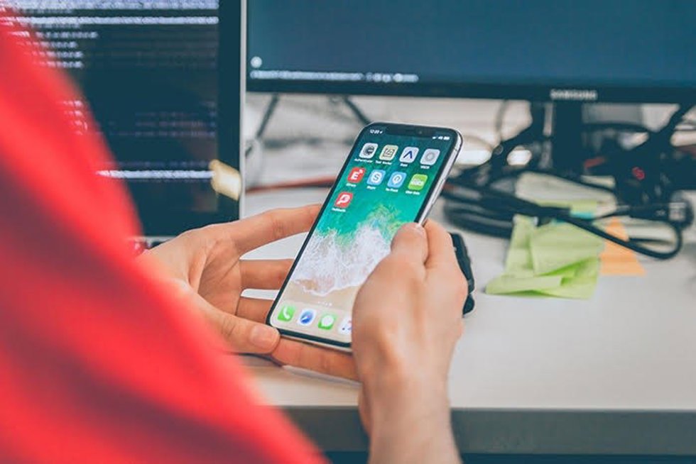 Una persona utilizando un teléfono móvil