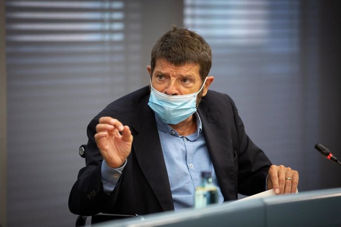 El teniente alcalde de Barcelona, Albert Batlle, durante la presentación de medidas de mejora de la operatividad de los Bomberos de Barcelona, en el Ayuntamiento de la ciudad, Barcelona, Cataluña (España), a 13 de julio de 2020.