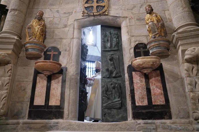 El Arzobispo De Santiago, don Julián Barrio, durante el acto solemne de apertura de la Puerta Santa de la Catedral de Santiago, que da inicio al Año Santo 2021, en Santiago de Compostela, Galicia (España), a 31 de diciembre de 2020. El acto ha comenzado
