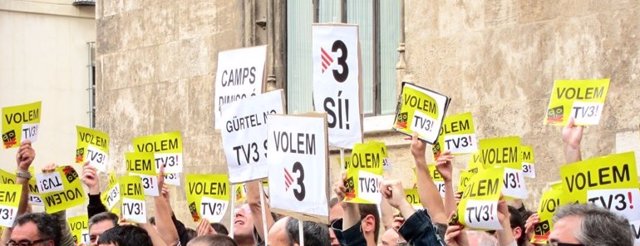 Imagen de archivo de una concentración para protestar por el cese de emisiones de TV3 en la Comunitat Valenciana