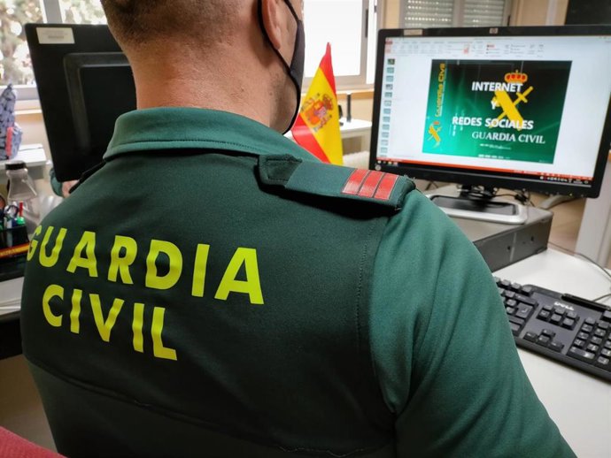 Un agente de la Guardia Civil frente a un ordenador