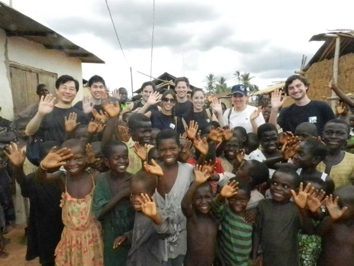 Estudiantes y profesores de IE University, en un viaje a Ghana con la ONG Financieros sin Fronteras (FsF)