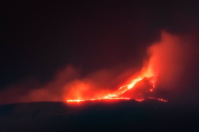 Imagen der archivo de una erupción en el volcán Etna, en Sicilia.