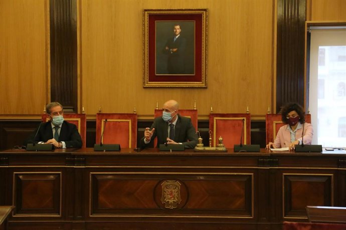 El alcalde de León, José Antonio Diez,  junto a la concejal de Promoción Económica, Susana Travesí, y el presidente de la Cámara de Comercio, Javier Vega, presentan la campaña de bonos al consumo hasta el 30 de noviembre.