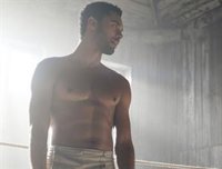 Regé-Jean Page (Los Bridgerton) ficha por Dragones y mazmorras