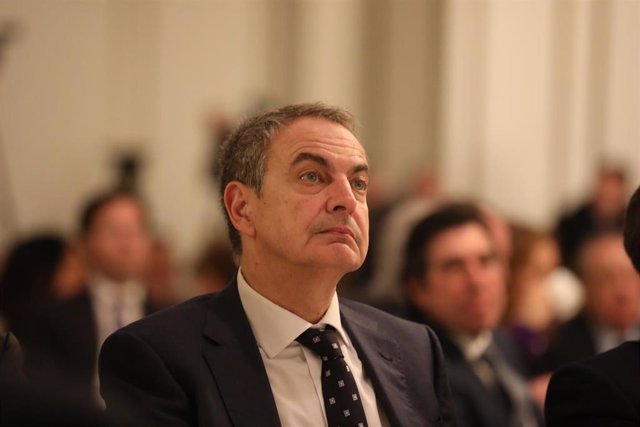 Zapatero minimiza las discrepancias en el Gobierno y dice que una empresa pública no abarataría el precio de la luz