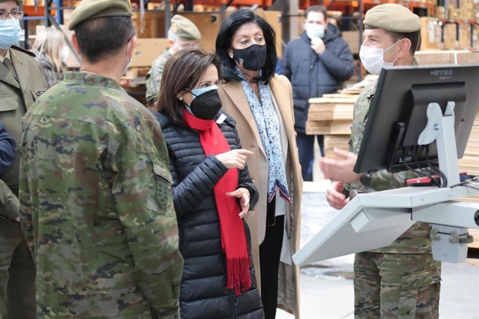 La secretaria de Estado de Defensa, Esperanza Casteleiro, junto a la ministra Margarita Robles, en una visita al Regimiento de Transmisiones n22