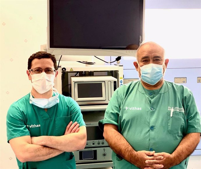 Los doctores Durand Neyra y Ariel Kaen del Hospital Vithas Sevilla