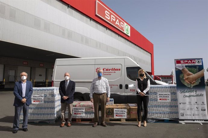SPAR Gran Canaria dona 2.158 kilos de leche y zumos a Cáritas Canarias
