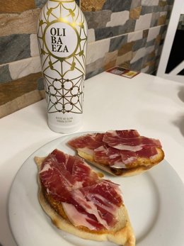 Bendodo promueve en redes sociales iniciativa en defensa del jamón y el aceite: "Que se entere el ministro de consumo"