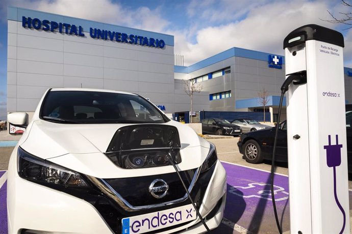 Economía.- Endesa instala 16 puntos de recarga para coches eléctricos en 4 centros de HM Hospitales en Madrid y Galicia