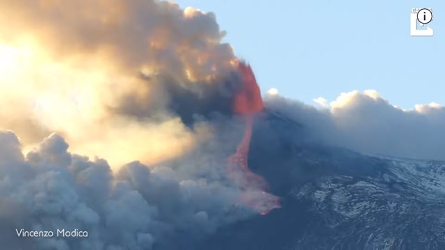 Un fotógrafo captura la erupción del volcán Etna y la columna de humo de varios metros que provocó