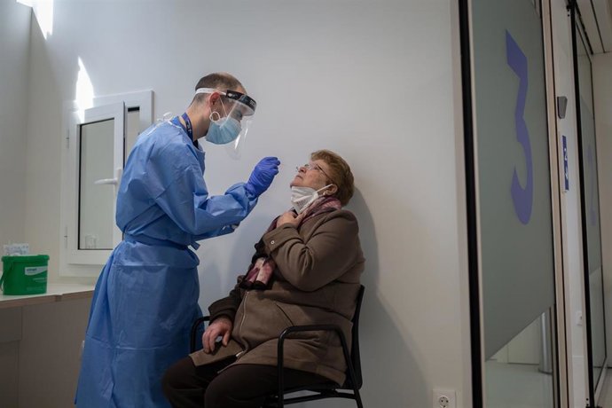 Profesionales sanitarios trabajan en el edificio Garbí-Vall de Hebrón, en Barcelona