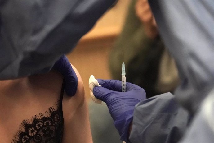 Almería.-Coronavirus.-Junta comienza a inmunizar a 2.800 mayores de 80 años y prepara la vacunación masiva para el lunes