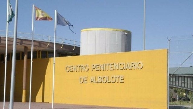 Archivo - Granada.- Sucesos.- Dos funcionarios heridos al reducir a un interno en el área de Enfermería de la prisión de Albolote
