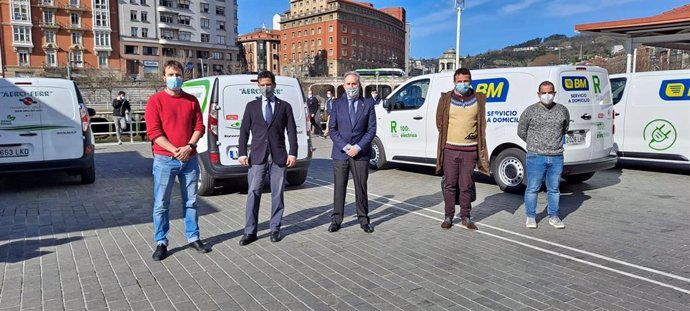 Bilbao presenta 10 nuevas furgonetas eléctricas y subvencionará a compañías de distribución que opten por ellas