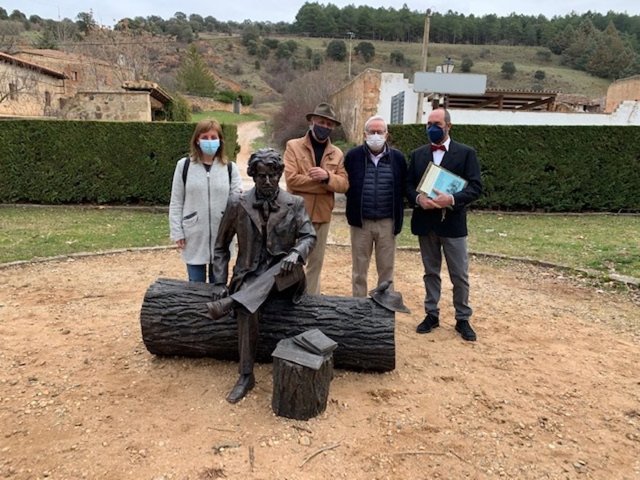 Escultura de Bécquer con motivo del 185 aniversario de su nacimiento.