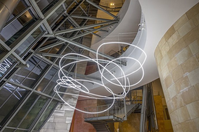 El Atrio del Guggenheim Bilbao exhibirá durante tres años una obra de neón suspendida en el aire de Lucio Fontana