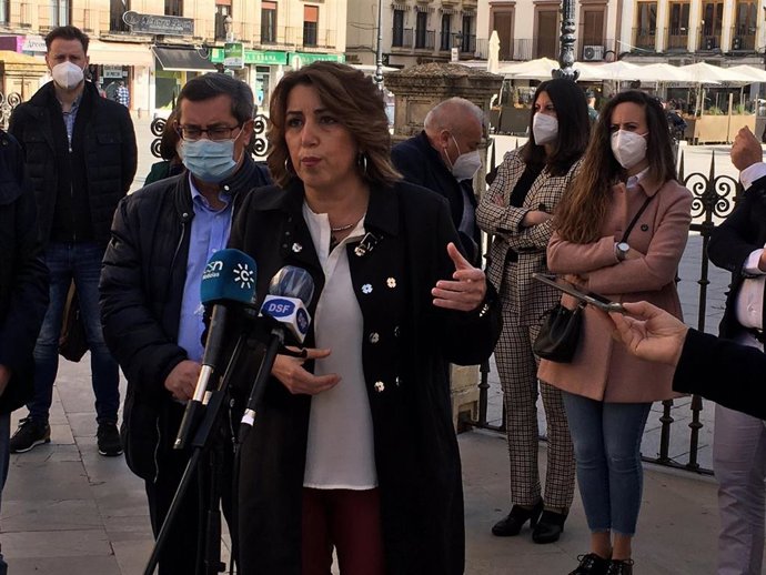 Susana Díaz se congratula del resultado del PSC y espera que "se abra ese rayo de esperanza" en Cataluña