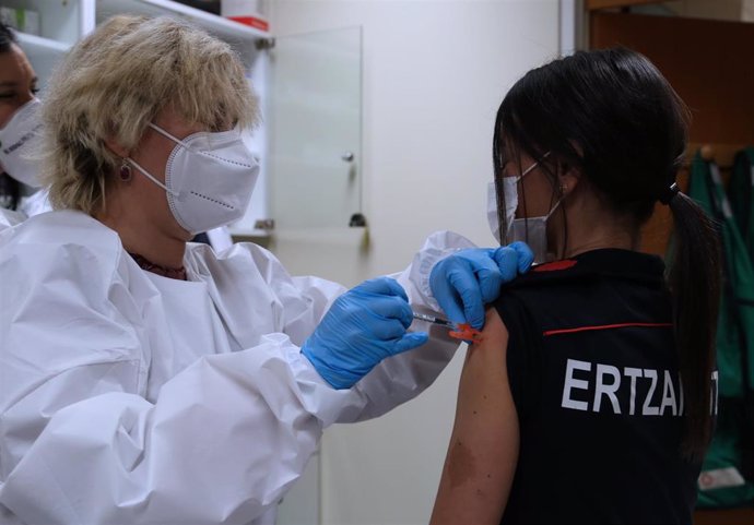 Cvirus.- Arranca la vacunación de los 4.500 ertzainas que trabajan en primera línea de riesgo de contagio por covid