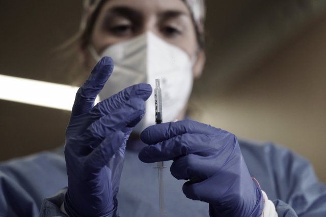 Una enfermera sostiene una jeringuilla con la vacuna contra la COVID-19 en un dispositivo instalado en la clínica IMQ de Zorrotzaurre, en Bilbao, Euskadi (España), a 17 de febrero de 2021. 