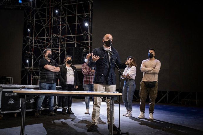 Más de 100 trabajadores montan el plató de televisión del 'Carnaval virtual' de Santa Cruz de Tenerife