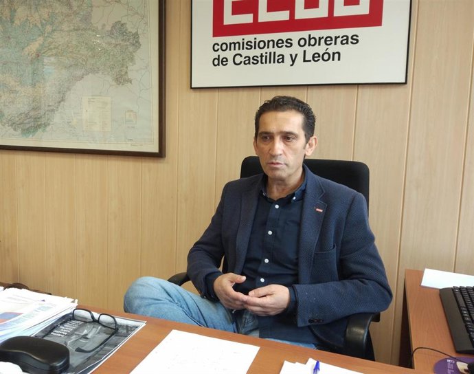Archivo - El secretario general de CCOO en Castilla y León, Vicente Andrés, en una imagen de archivo en su despacho.