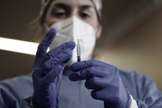 Coronavirus.- Cataluña admite que la vacunación se ralentiza en la fase de trabajadores esenciales