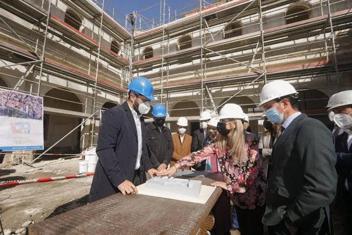 La consejera de Cultura y Patrimonio Histórico, Patricia del Pozo, visita las obras del hospital provincial para su adaptación a Museo del Realismo Español en Almería junto al presidente de la Diputación de Almería, Javier Aureliano García.
