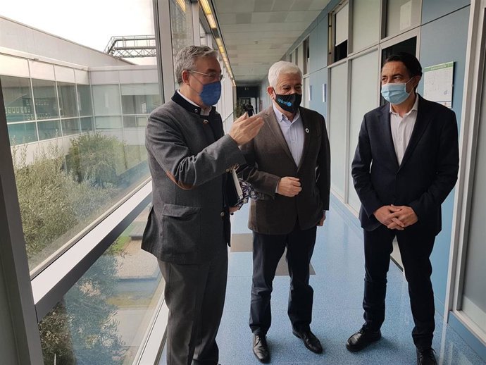 El director general de la CARTV, Francisco Querol; el comisionado del Gobierno de Aragón para la Infancia, Florencio García Madrigal; el presidente de UNICEF Aragón, José Manuel Pomar.