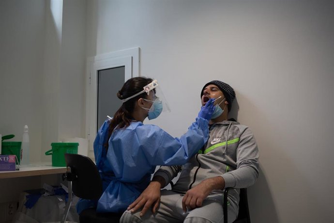 Coronavirus.- Extremadura registra 53 positivos y cinco fallecidos mientras sigue bajando la presión hospitalaria